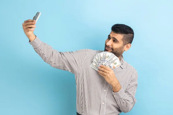 Hombre Negocios Extremadamente Satisfecho Haciendo Foto Selfie Con Montón Dólares — Foto de Stock