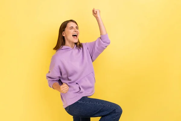 Retrato Mulher Entusiasta Gritando Alegria Levantando Mão Celebrando Vitória Bem — Fotografia de Stock