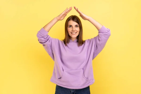 Estoy Salvo Retrato Mujer Protegida Feliz Levantando Las Manos Por — Foto de Stock