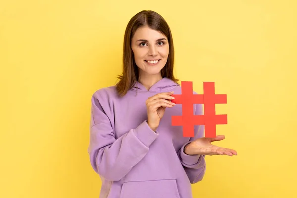 Retrato Mujer Joven Pie Presentando Hashtag Rojo Etiquetando Las Tendencias —  Fotos de Stock