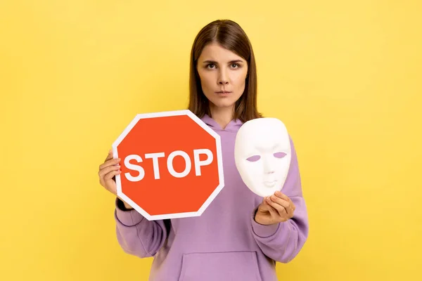 Retrato Una Mujer Seria Sosteniendo Señal Stop Rojo Máscara Blanca —  Fotos de Stock