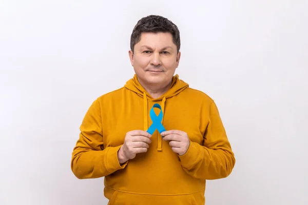 Vědomí Rakovině Prostaty Vážný Muž Drží Rukou Modrou Stuhu Podporuje — Stock fotografie