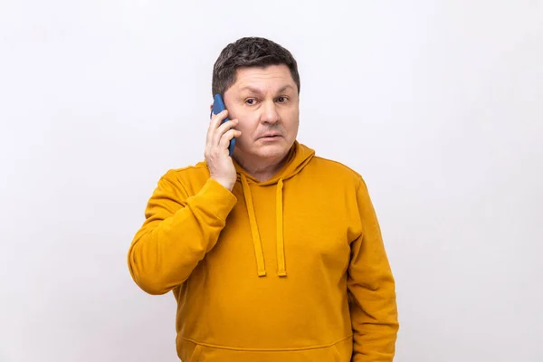 Homem Sério Falando Smartphone Fazendo Chamada Ter Uma Conversa Importante — Fotografia de Stock