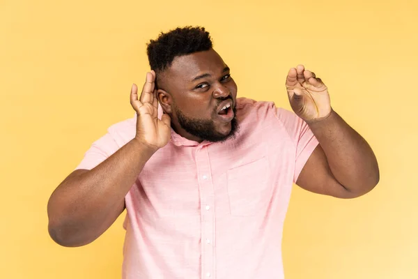 Portret Van Een Onzekere Bebaarde Jonge Volwassen Man Met Een — Stockfoto