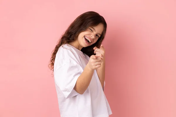 Πορτρέτο Του Χαμογελαστού Ικανοποιημένο Κοριτσάκι Φορώντας Λευκό Shirt Που Δείχνουν — Φωτογραφία Αρχείου