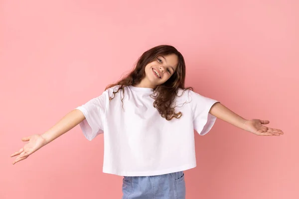 Retrato Menina Otimista Positiva Vestindo Camiseta Branca Convidando Para Abraçar — Fotografia de Stock