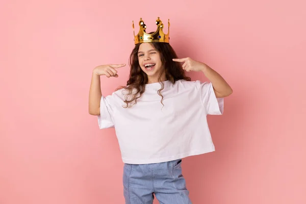 Retrato Feliz Confiante Sorridente Menina Vestindo Shirt Branca Coroa Ouro — Fotografia de Stock