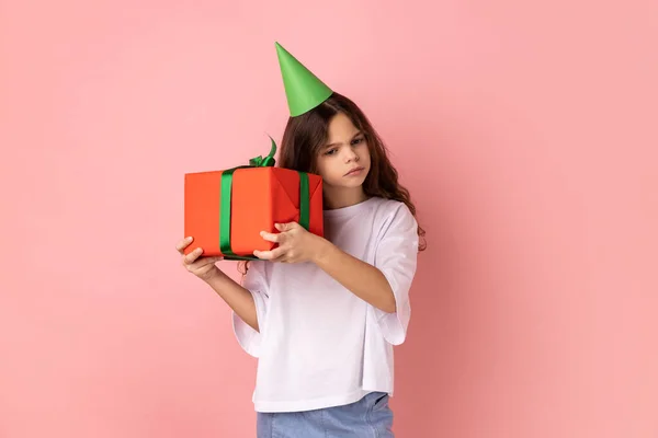 Portret Van Een Nieuwsgierig Klein Meisje Met Een Wit Shirt — Stockfoto