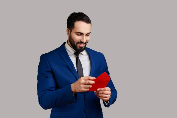 Beau Homme Affaires Barbu Tirant Lettre Enveloppe Rouge Tenant Carte — Photo