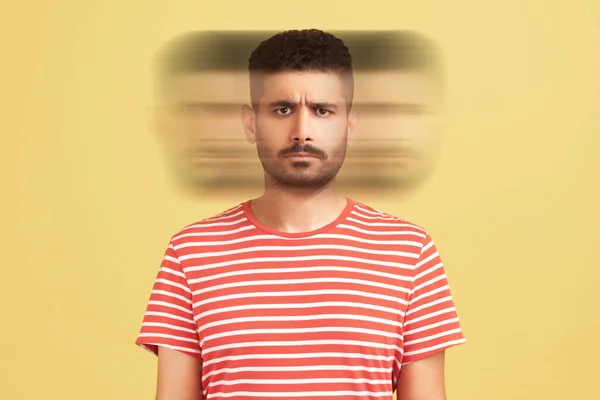 怒りの顔をしたカメラを見て赤いTシャツを着た真剣なハンサムな髭の男のトリプル露出の創造的な肖像画 精神衛生の概念 黄色の背景に隔離された屋内スタジオショット — ストック写真