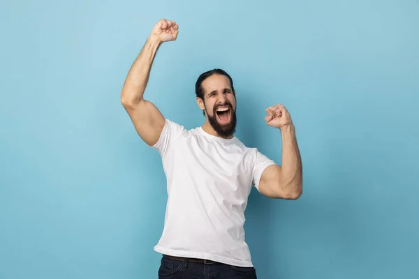 Portrét Vzrušeného Muže Vousy Bílém Tričku Vyjadřující Vítězné Gesto Zvednutými — Stock fotografie