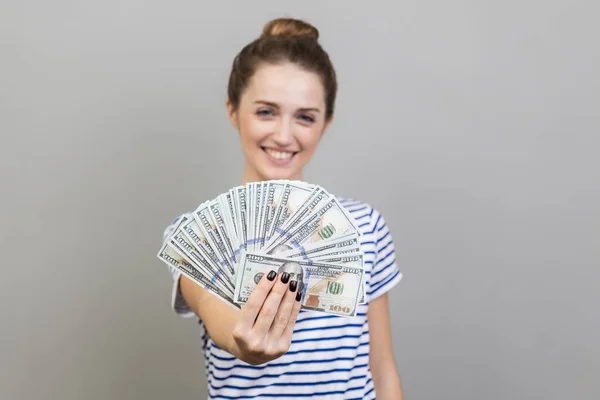 Portrét Šťastné Hezké Ženy Pruhovaném Tričku Dolarovými Bankovkami Před Kamerou — Stock fotografie