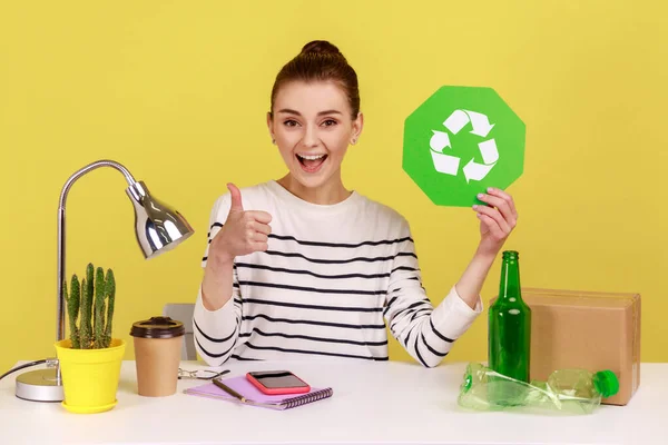 Zufriedene Managerin Mit Recyclingschild Arbeitsplatz Mit Plastik Glasflaschen Und Pappverpackung — Stockfoto