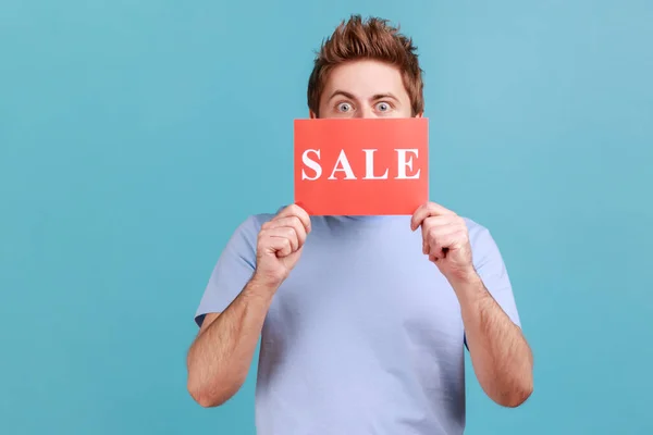 Retrato Guapo Hombre Joven Adulto Camiseta Espiando Desde Tarjeta Roja — Foto de Stock