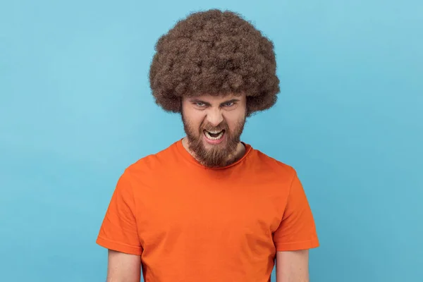 Retrato Homem Zangado Com Penteado Afro Vestindo Camiseta Laranja Olhando — Fotografia de Stock