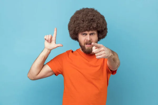 Retrato Hombre Con Peinado Afro Con Camiseta Naranja Mostrando Gesto — Foto de Stock