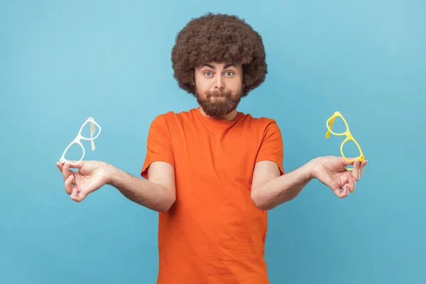 Retrato Homem Duvidoso Intrigado Com Penteado Afro Vestindo Camiseta Laranja — Fotografia de Stock