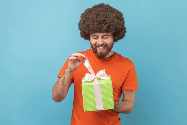 Portret Van Een Lachende Man Met Afro Kapsel Oranje Shirt — Stockfoto