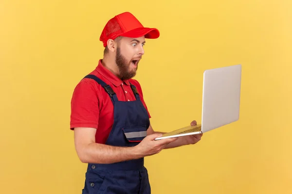 Zijaanzicht Portret Van Geschokte Verbaasd Klusjesman Staande Laptop Handen Werken — Stockfoto