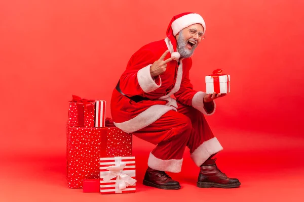 Positieve Opgewonden Oudere Man Met Grijze Baard Kerstman Kostuum Zitten — Stockfoto