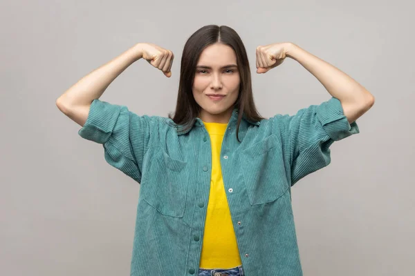 Soy Fuerte Independiente Mujer Orgullosa Confiada Mostrando Bíceps Expresando Ambiciones — Foto de Stock