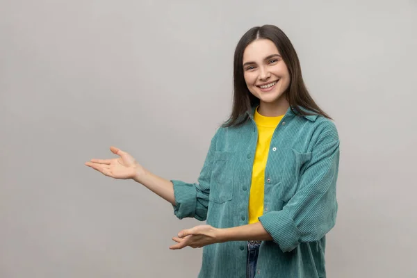 Retrato Mujer Sonriente Pie Con Los Brazos Bien Levantados Acogedora — Foto de Stock