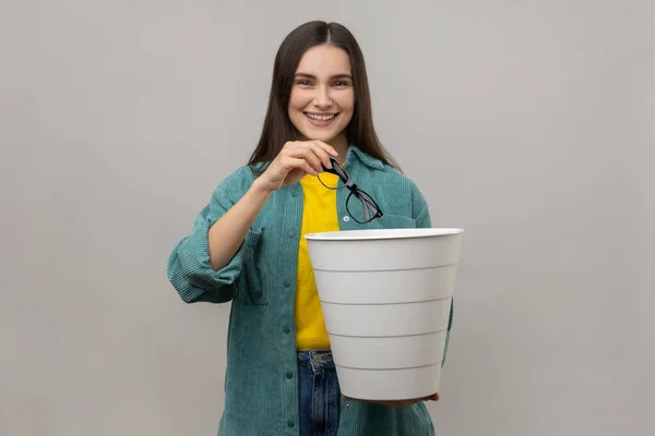 Smiling Woman Dark Hair Standing Holding Trash Bin Throwing Out — Stock Photo, Image
