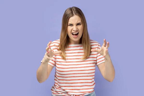 Retrato Uma Jovem Loira Zangada Usando Camiseta Listrada Expressando Emoções — Fotografia de Stock