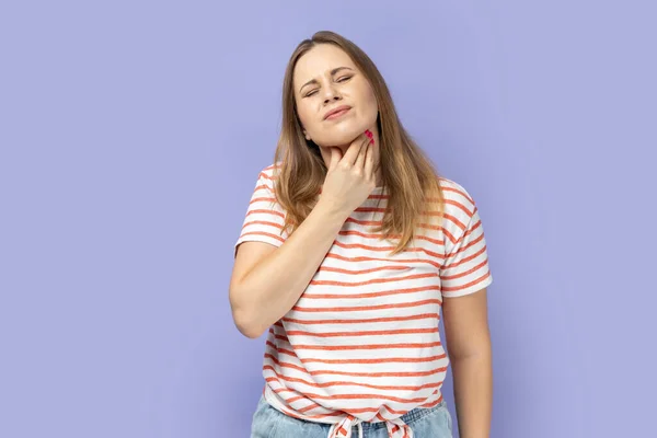 Porträtt Sjuk Blond Kvinna Randig Shirt Som Rör Vid Halsen — Stockfoto