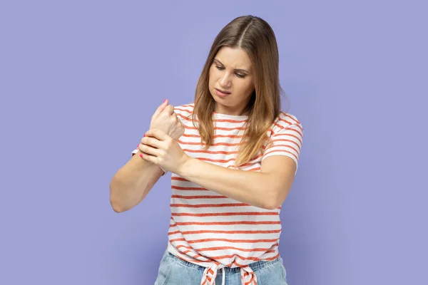 Mulher Loura Doente Infeliz Vestindo Camiseta Listrada Tocando Mão Dolorosa — Fotografia de Stock