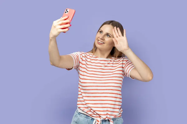 Retrato Mulher Loira Alegre Vestindo Camiseta Listrada Com Telefone Celular — Fotografia de Stock