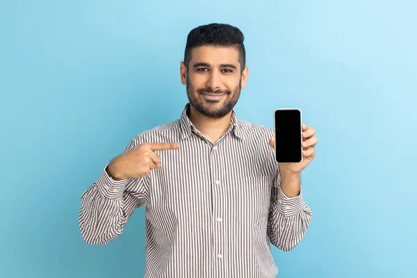 Neşeli Boncuklu Işadamı Boş Ekranlı Akıllı Telefonu Işaret Ediyor Kameraya — Stok fotoğraf