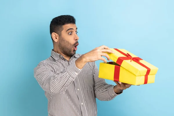 Πορτρέτο Του Έκπληκτος Περίεργος Επιχειρηματίας Ψάχνει Κουτί Δώρου Άνοιγμα Δώρο — Φωτογραφία Αρχείου