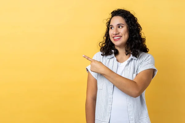 Retrato Mujer Con Pelo Ondulado Oscuro Apuntando Con Dedo Con — Foto de Stock