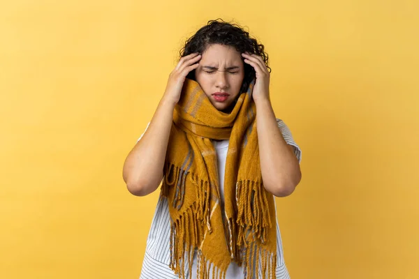 Potret Wanita Sakit Dengan Rambut Bergelombang Gelap Yang Dibungkus Syal — Stok Foto