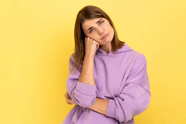 Retrato Mulher Exausta Entediada Apoiada Mão Olhando Para Câmera Com — Fotografia de Stock