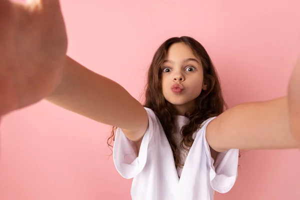 Retrato Una Adorable Niñita Vestida Con Una Camiseta Blanca Que —  Fotos de Stock