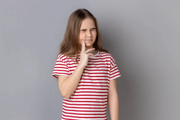 Menina Doente Vestindo Listrado Camiseta Tocando Bochecha Fechando Olhos Com — Fotografia de Stock