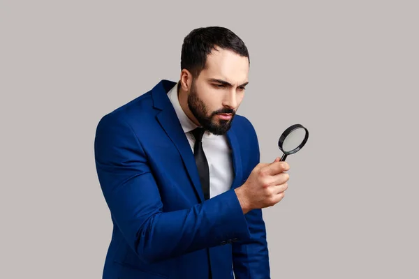 Homem Barbudo Curioso Concentrado Olhando Através Lupa Descobrir Algo Explorar — Fotografia de Stock