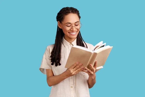 Sorrindo Mulher Otimista Com Dreadlocks Pretos Lendo Livro Sorrindo Desfrutando — Fotografia de Stock