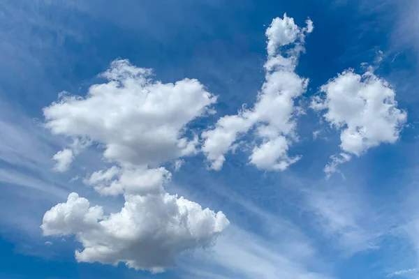 Białe Chmury Błękitnym Niebie Piękne Puszyste Chmury Tle Niebieskiego Nieba — Zdjęcie stockowe
