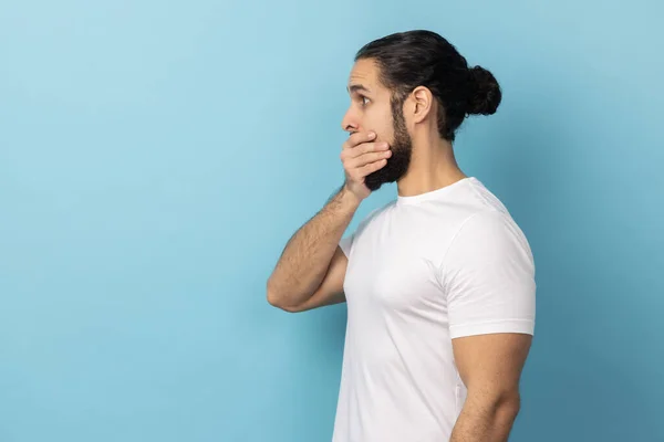 Vista Lateral Del Hombre Con Barba Vistiendo Camiseta Blanca Que — Foto de Stock