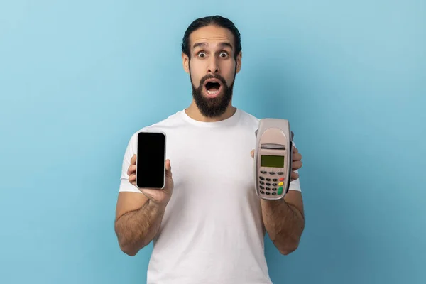 Beyaz Tişörtlü Sakallı Elinde Duruş Terminali Cep Telefonu Olan Reklam — Stok fotoğraf