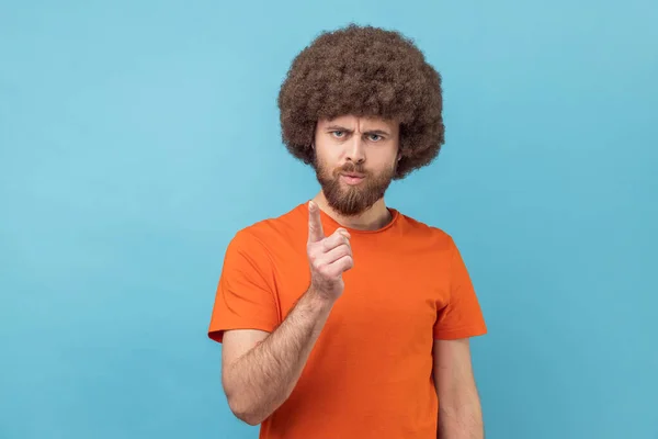 Retrato Homem Sério Com Penteado Afro Vestindo Camiseta Laranja Com — Fotografia de Stock