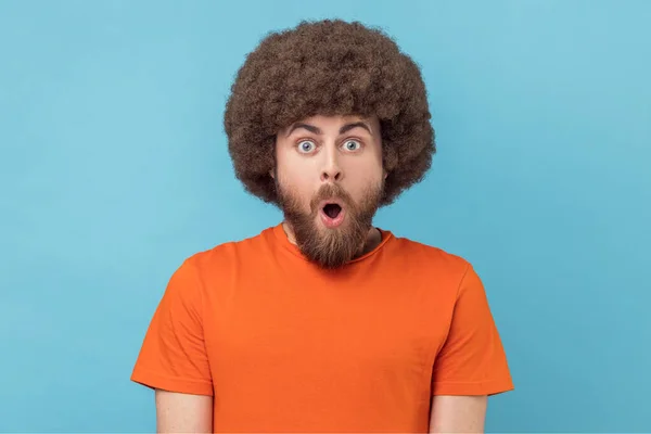 Portrait Amazed Man Afro Hairstyle Wearing Orange Shirt Standing Mouth — Stok Foto