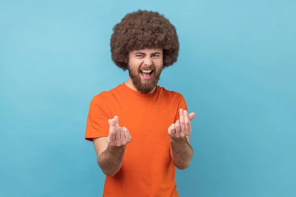 Dame Efectivo Retrato Hombre Con Peinado Afro Camiseta Naranja Mostrando — Foto de Stock