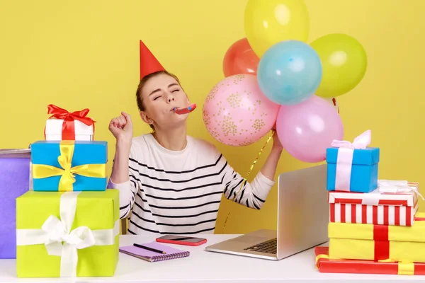 즐거운 사무실 매니저와 상자와 사이에 경적을 생일을 축하하는 스튜디오는 배경에 — 스톡 사진