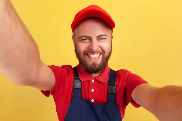 Hombre Trabajador Emocionado Feliz Con Uso Gorra Roja Uniforme Azul —  Fotos de Stock