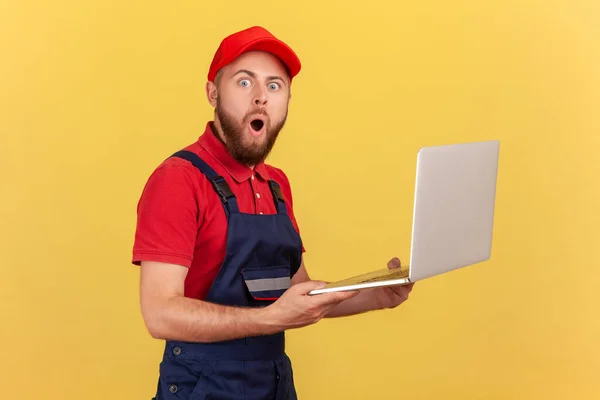 Side View Amazed Surprised Handyman Standing Laptop Hands Working Online — Stock Photo, Image