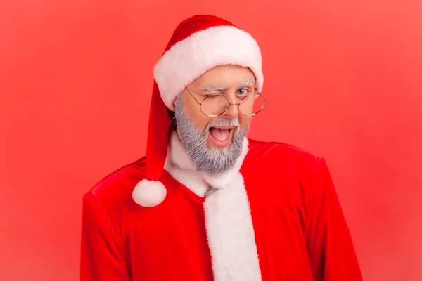 Coqueteando Anciano Con Barba Gris Vistiendo Disfraz Papá Noel Mirando — Foto de Stock